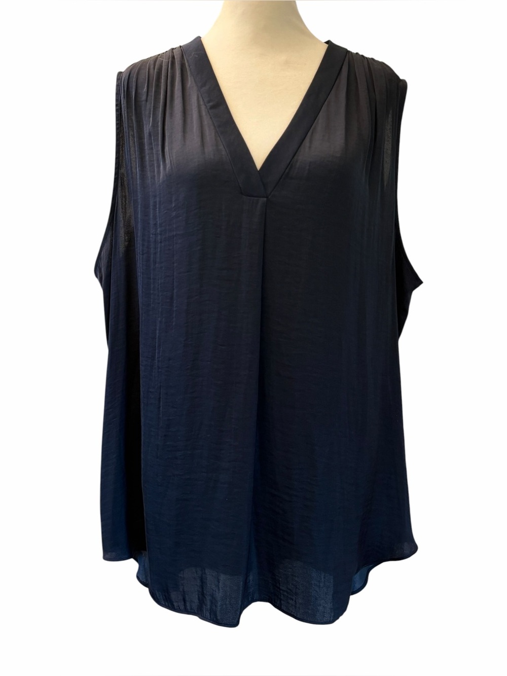 Vince Camuto V-neck Rumpled
Satin Sleeveless Tunic in midnight. Size 2X. EUC
